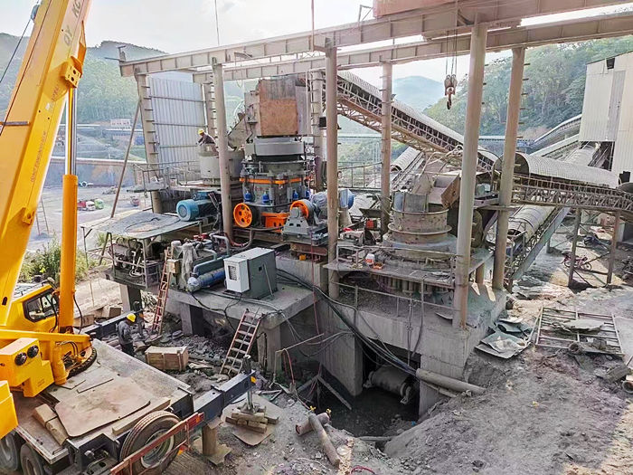 雙金機械1800多缸液壓圓錐破碎機工作現場