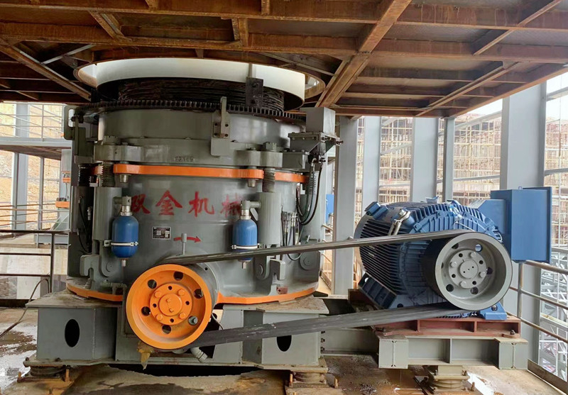 圖為雙金機械多缸圓錐破碎機生產現場